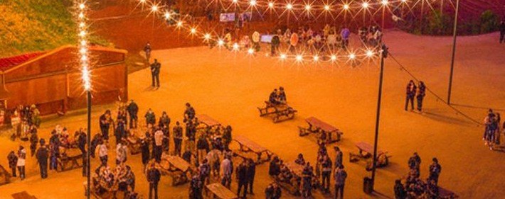 Astra Lumina · karşılama alanı, gece